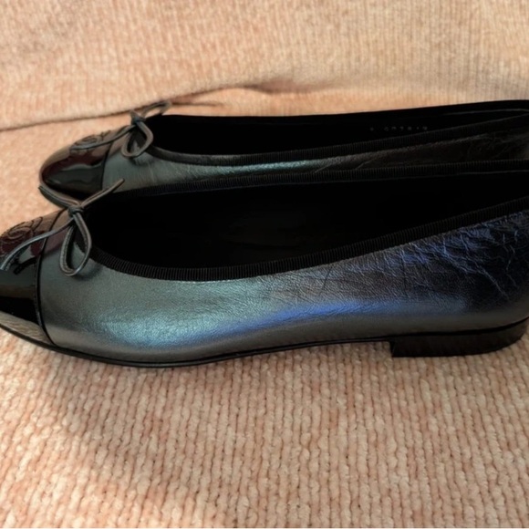 CHANEL Black Flats with Elegant Gray Bow - Picture 8 of 8